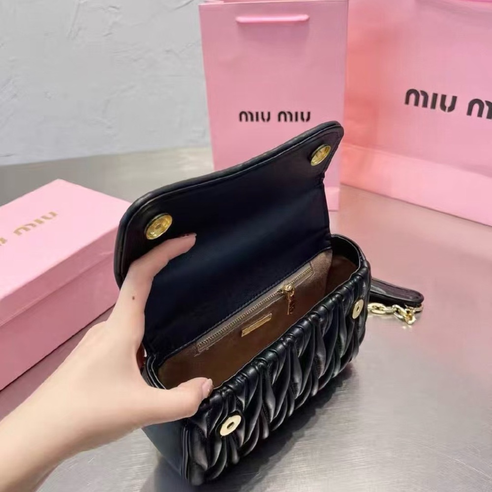 Miu Miu Classic Wrinkle Chain Bag - Picture 5 of 5